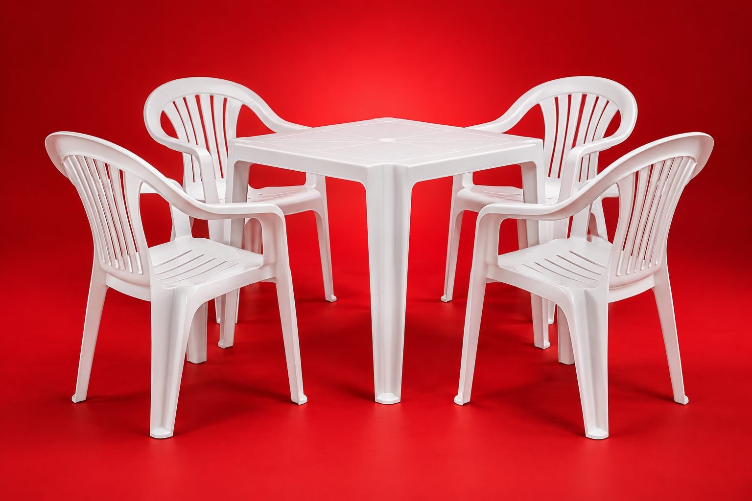 Mockup de conjunto branco com uma mesa e quatro cadeiras sobre fundo vermelho